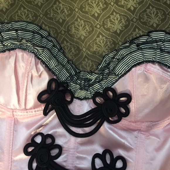 Cigarette Girl Bustier/Corset & Skirt Costume - Picture 3 of 7